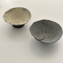 画像をギャラリービューアに読み込む, 5101 Taeko KAJIHARA 梶原妙子 /Pedestal bowl 粉打（黒）高台繋ぎ小鉢
