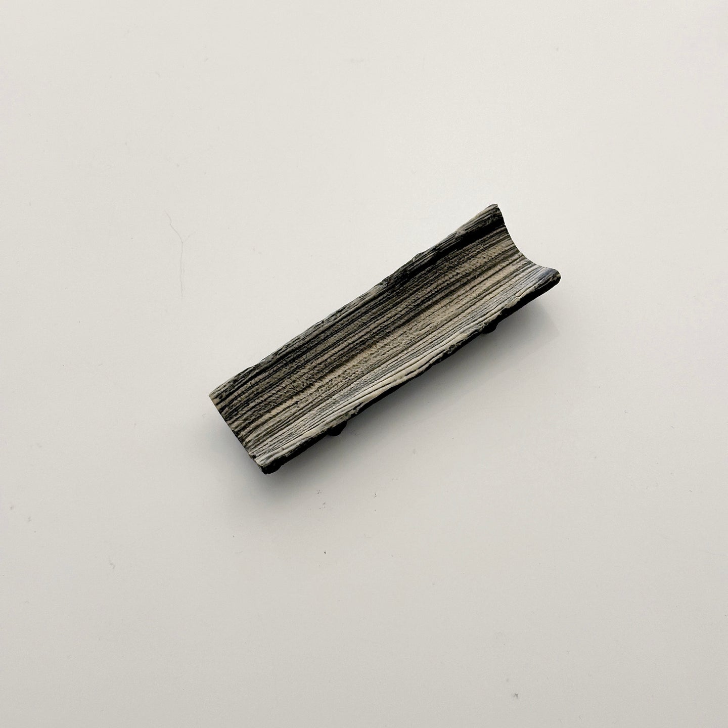 8001B Taeko KAJIHARA  梶原妙子 / B長箸置刷毛目（黒）　Long Chopstick Rest