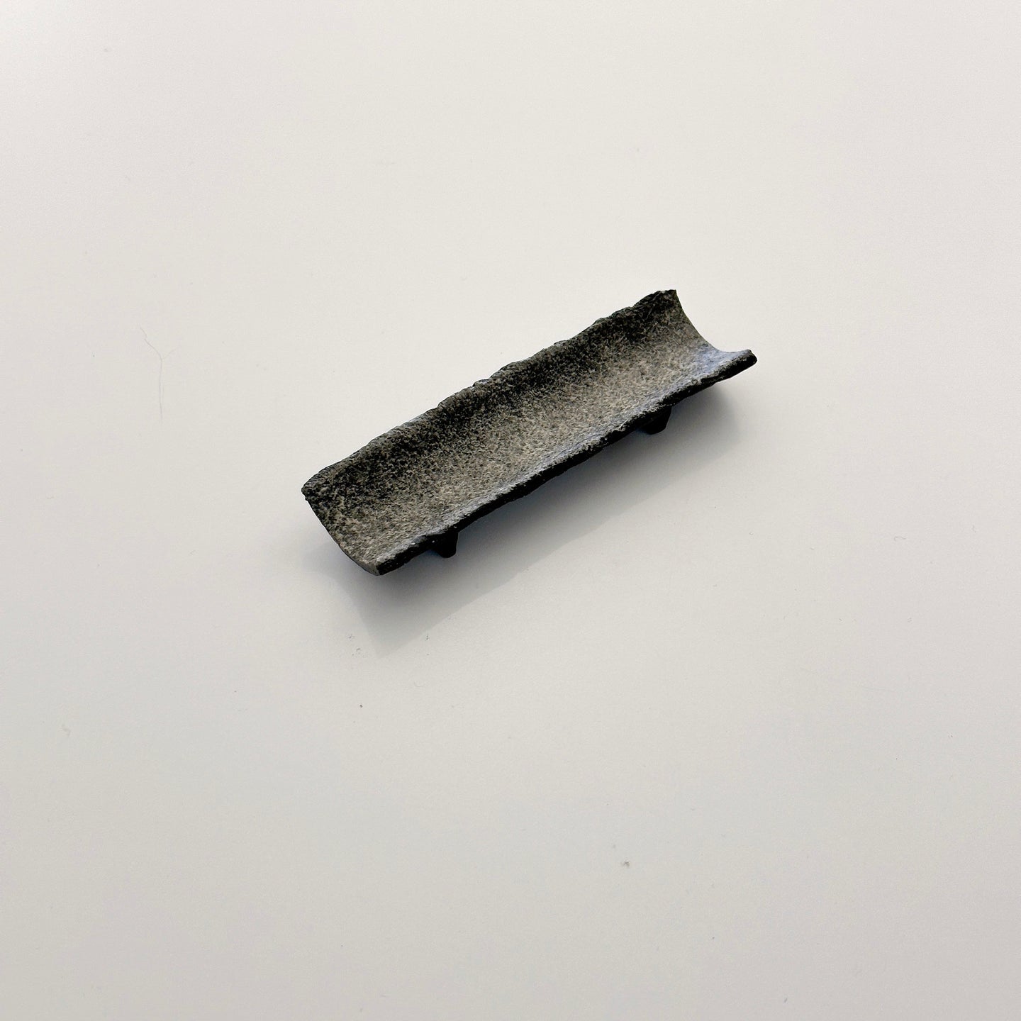 8001A Taeko KAJIHARA  梶原妙子 / A長箸置粉打（黒）　Long Chopstick Rest
