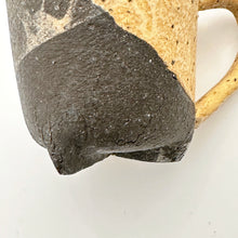 画像をギャラリービューアに読み込む, Taeko KAJIHARA 梶原妙子 /3602B Cup Different Soil Pattern  合わせ乱掻（黄・黒）3つ足カップ
