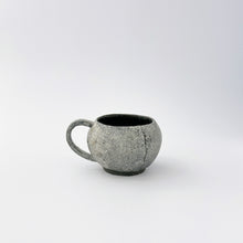 画像をギャラリービューアに読み込む, 3107 Taeko KAJIHARA 梶原妙子 /Round Mug Cup  粉打（黒）丸マグカップ
