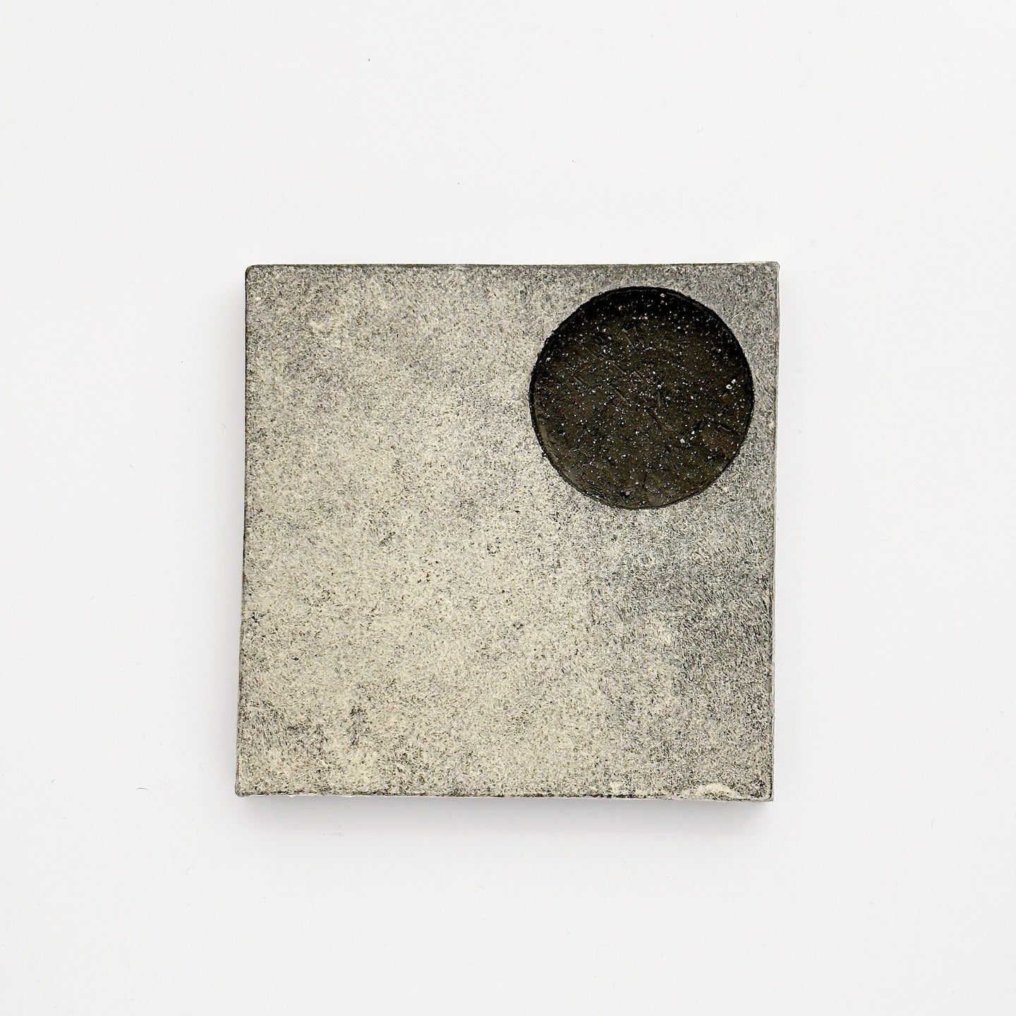 4116 Taeko KAJIHARA 梶原妙子 / Round Curved Square Plate L 粉打（黒）丸彫二方足正方皿 14.5cm×14.5cm