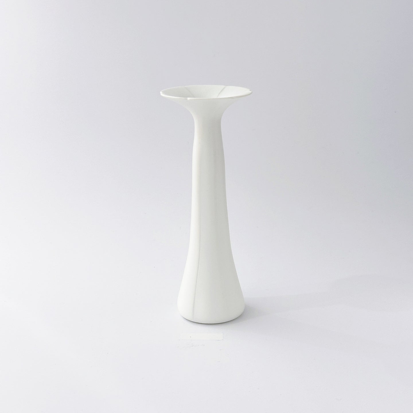 Hisaki SHOMURA 庄村久喜 /301 Vase 白妙彩磁花入(一輪）