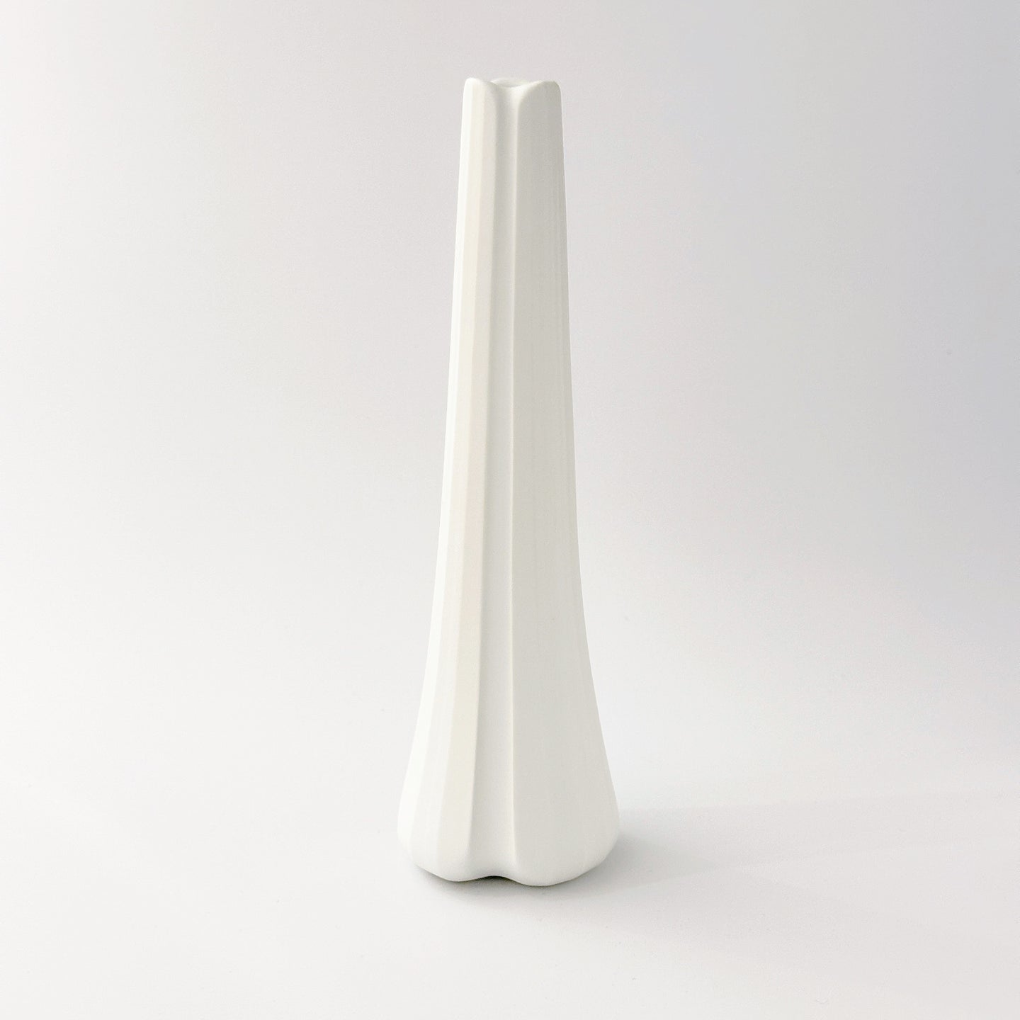 Hisaki SHOMURA 庄村久喜 /501 Large Vase　白妙彩磁花入 (長）