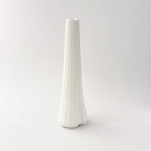 画像をギャラリービューアに読み込む, Hisaki SHOMURA 庄村久喜 /501 Large Vase　白妙彩磁花入 (長）
