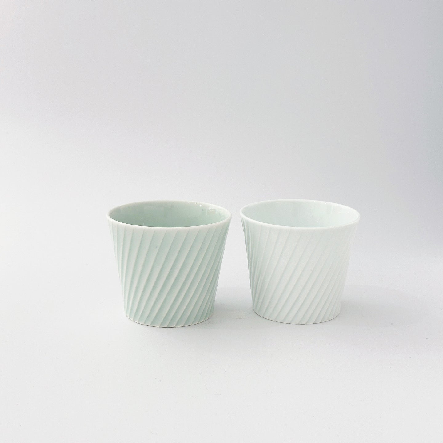 中尾純 Jun NAKAO / 白磁・青白磁 線彫 蕎麦猪口（斜め）　White / Bluish-white Porcelain Line-Carved Soba Cup 0405