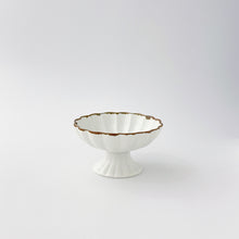 画像をギャラリービューアに読み込む, 皓洋窯 Kouyou Kiln /420303 高台菊小鉢　渕さびバニラ（白）Small Footed Bowl
