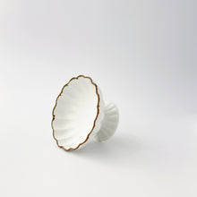 画像をギャラリービューアに読み込む, 皓洋窯 Kouyou Kiln /420303 高台菊小鉢　渕さびバニラ（白）Small Footed Bowl
