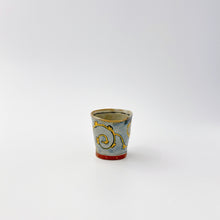 画像をギャラリービューアに読み込む, 皓洋窯 Kouyou Kiln  / 420502b 手捻りぐい呑み 唐草 Hand-built Guinomi Sake Cup Arabesque Pattern
