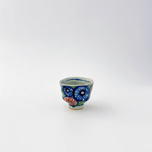 画像をギャラリービューアに読み込む, 皓洋窯 Kouyou Kiln / 420502c 手捻りぐい呑み れんこん　Hand-built Guinomi Sake Cup, Lotus Root Motif
