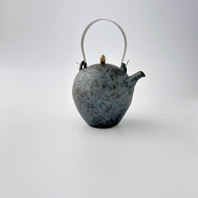 画像をギャラリービューアに読み込む, 金善窯 Kanezen Kiln / 430504 T土瓶 黒錆（網付き・ツル付き）Black Rust Glaze Tea Server (with Tea Strainer &amp; Handle)
