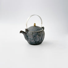 画像をギャラリービューアに読み込む, 金善窯 Kanezen Kiln / 430502 NEO 土瓶 黒錆（網付き・ツル付き）Black Rust Glaze Tea Server (with Tea Strainer &amp; Handle)
