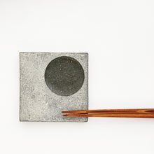 画像をギャラリービューアに読み込む, 4110 Taeko KAJIHARA 梶原妙子 / Round Curved Square Plate 粉打（黒）丸彫二方足正方皿 10cm×10cm
