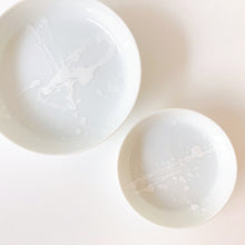 画像をギャラリービューアに読み込む, 202　井上祐希 Yuki INOUE /　釉滴付立皿（M）WHITE　Plate with Glaze Raindrop Pattern (M)
