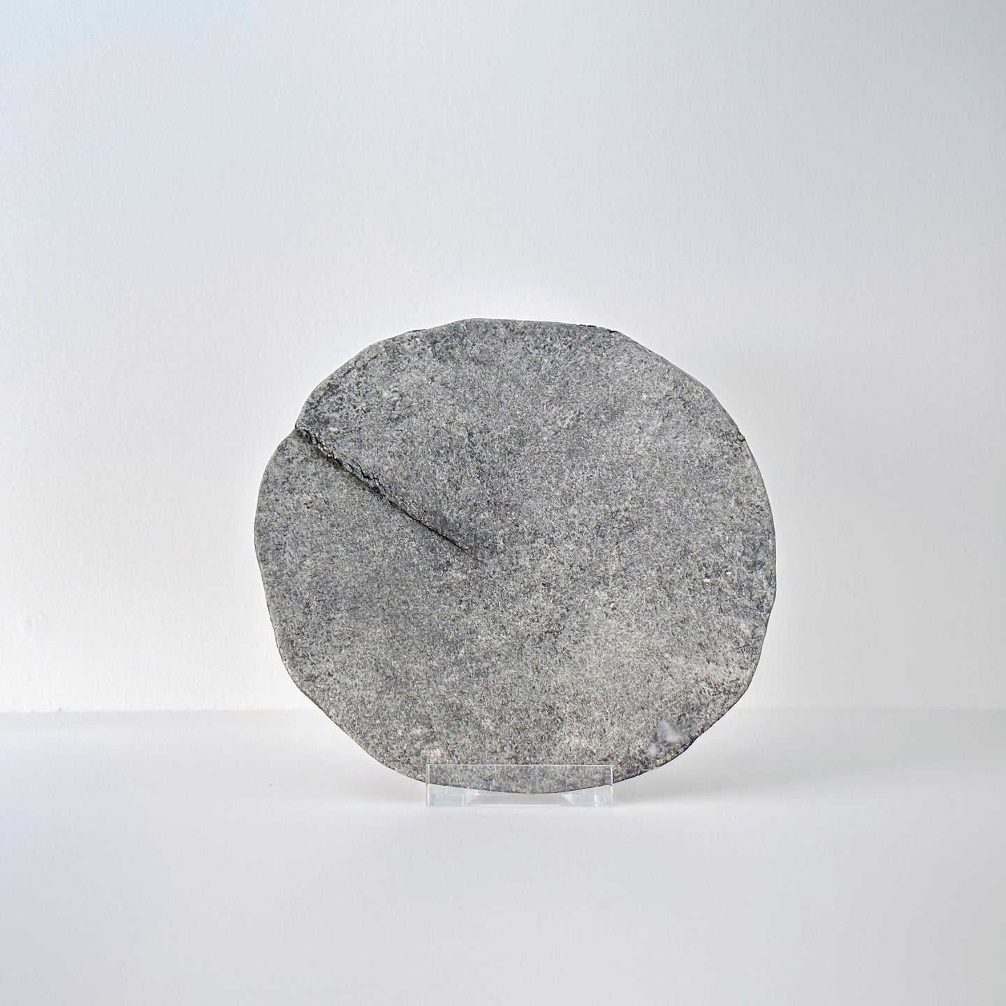 4114 Taeko KAJIHARA 梶原妙子 /Round Plate  粉打（黒）繋ぎ丸皿