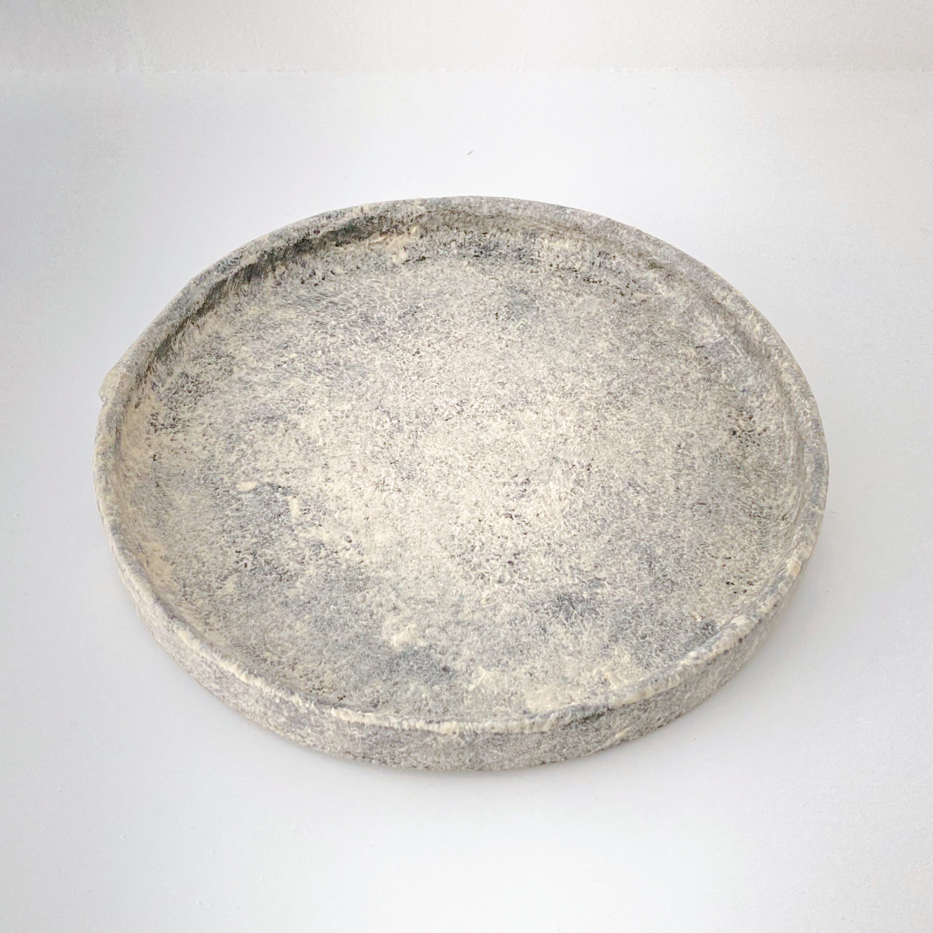 粉打黒 立縁丸皿 姫 梶原妙子 | 作家もの和食器通販【暮らし用品】
