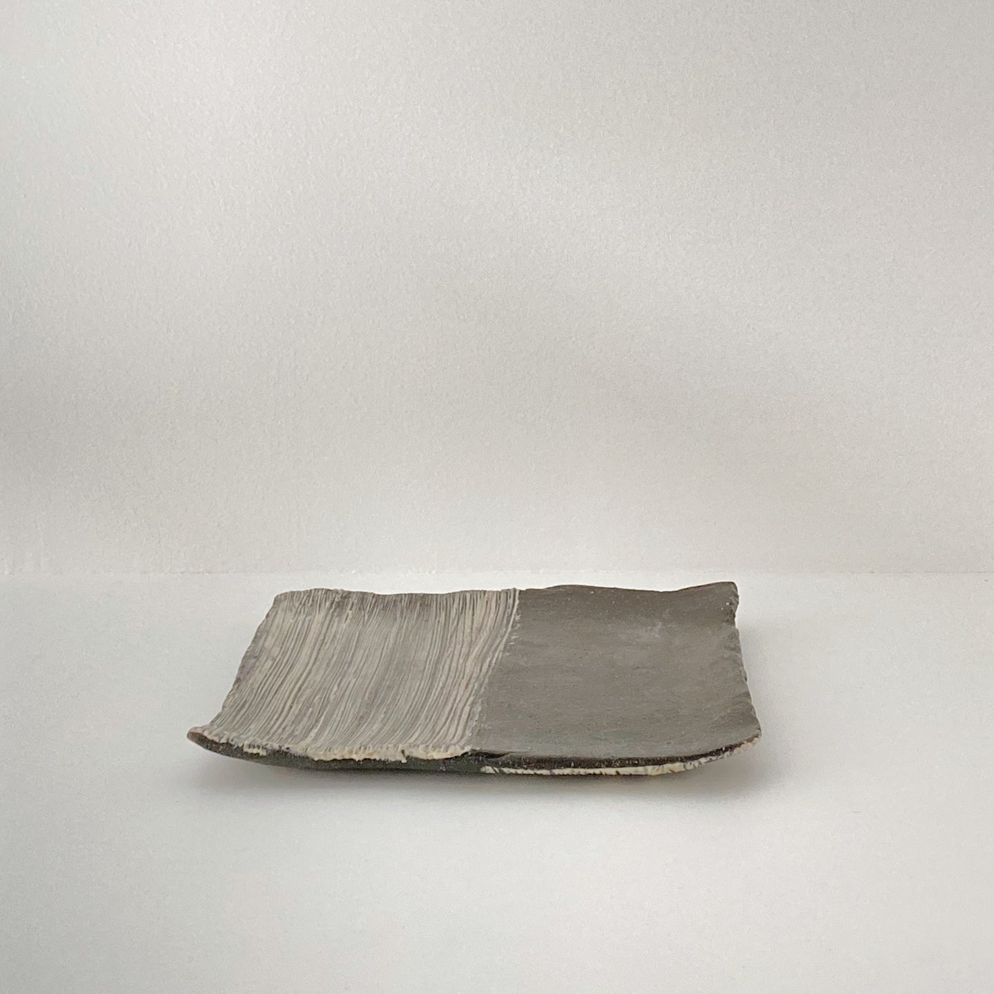3304 Taeko KAJIHARA 梶原妙子 / Square Plate  刷毛目（黒）四方皿