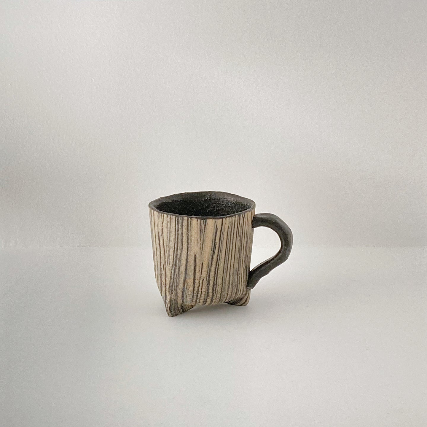 3303 Taeko KAJIHARA 梶原妙子 / Cup with 3 Legs 刷毛目（黒）三つ足カップ