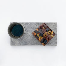 画像をギャラリービューアに読み込む, 4111　Taeko KAJIHARA 梶原妙子 / Round Carved Rectangle Plate 粉打（黒）丸彫二方足長方皿
