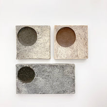 画像をギャラリービューアに読み込む, 4111　Taeko KAJIHARA 梶原妙子 / Round Carved Rectangle Plate 粉打（黒）丸彫二方足長方皿
